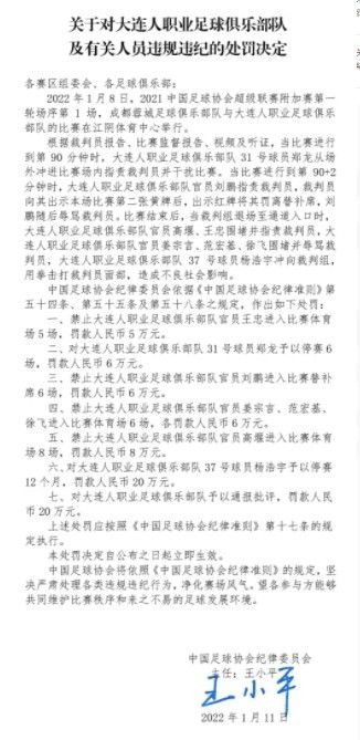 在今日发布的海报中，范伟饰演的老范手拿语文课本与教具，一副乡村教师的模样，但白发苍苍的他为何戴着鲜艳的红领巾？徐峥和卢靖姗饰演一对夫妻，为了爸爸老范四处奔走